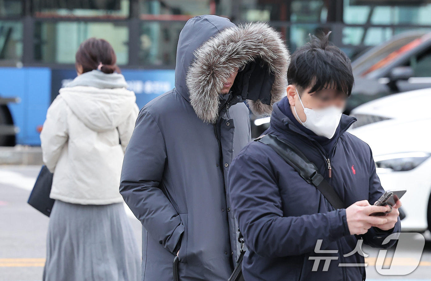 (서울=뉴스1) 김성진 기자 = 북쪽에서 강한 찬 공기가 밀려들면서 전국 최저기온이 -5도를 밑도는 등 급격한 한파가 찾아온 17일 오전 서울 종로구 광화문네거리에서 시민들이 출근 …