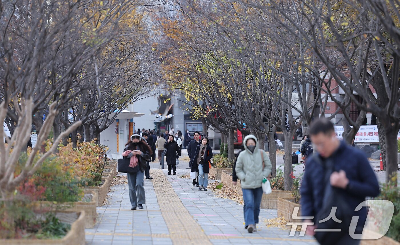 본문 이미지 - 북쪽에서 강한 찬 공기가 밀려들면서 전국 최저기온이 -5도를 밑도는 등 급격한 한파가 찾아온 17일 오전 서울 종로구 광화문네거리에서 시민들이 출근길 발걸음을 서두르고 있다. 2025.11.17/뉴스1 ⓒ News1 김성진 기자