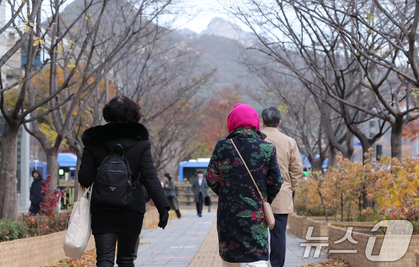본문 이미지 - 북쪽에서 강한 찬 공기가 밀려들면서 전국 최저기온이 -5도를 밑도는 등 급격한 한파가 찾아온 17일 오전 서울 종로구 광화문네거리에서 시민들이 출근길 발걸음을 서두르고 있다. 2025.11.17/뉴스1 ⓒ News1 김성진 기자