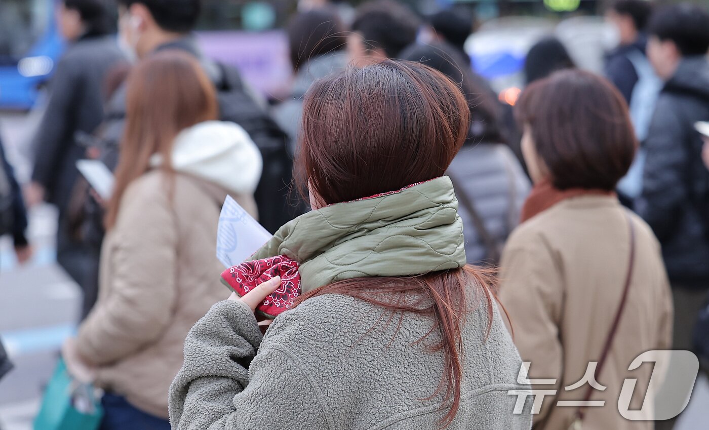 본문 이미지 - 북쪽에서 강한 찬 공기가 밀려들면서 전국 최저기온이 -5도를 밑도는 등 급격한 한파가 찾아온 17일 오전 서울 종로구 광화문네거리에서 시민들이 출근길 발걸음을 서두르고 있다. 2025.11.17/뉴스1 ⓒ News1 김성진 기자