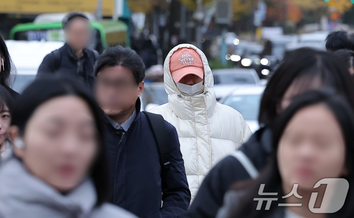 본문 이미지 - 북쪽에서 강한 찬 공기가 밀려들면서 전국 최저기온이 -5도를 밑도는 등 급격한 한파가 찾아온 17일 오전 서울 종로구 광화문네거리에서 시민들이 출근길 발걸음을 서두르고 있다. 2025.11.17/뉴스1 ⓒ News1 김성진 기자