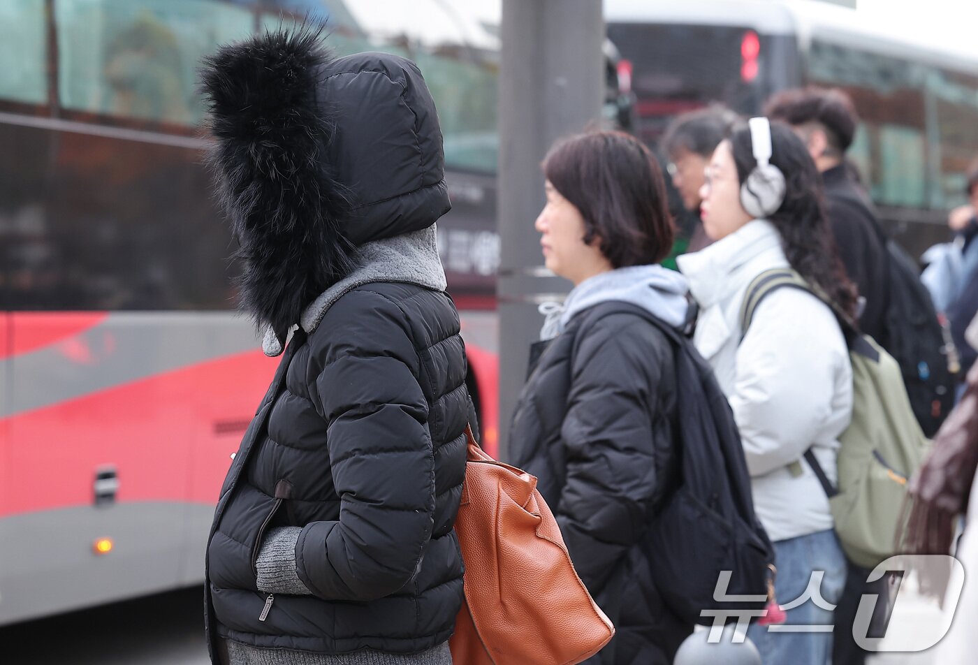 본문 이미지 - 북쪽에서 강한 찬 공기가 밀려들면서 전국 최저기온이 -5도를 밑도는 등 급격한 한파가 찾아온 17일 오전 서울 종로구 광화문네거리에서 시민들이 출근길 발걸음을 서두르고 있다. 2025.11.17/뉴스1 ⓒ News1 김성진 기자