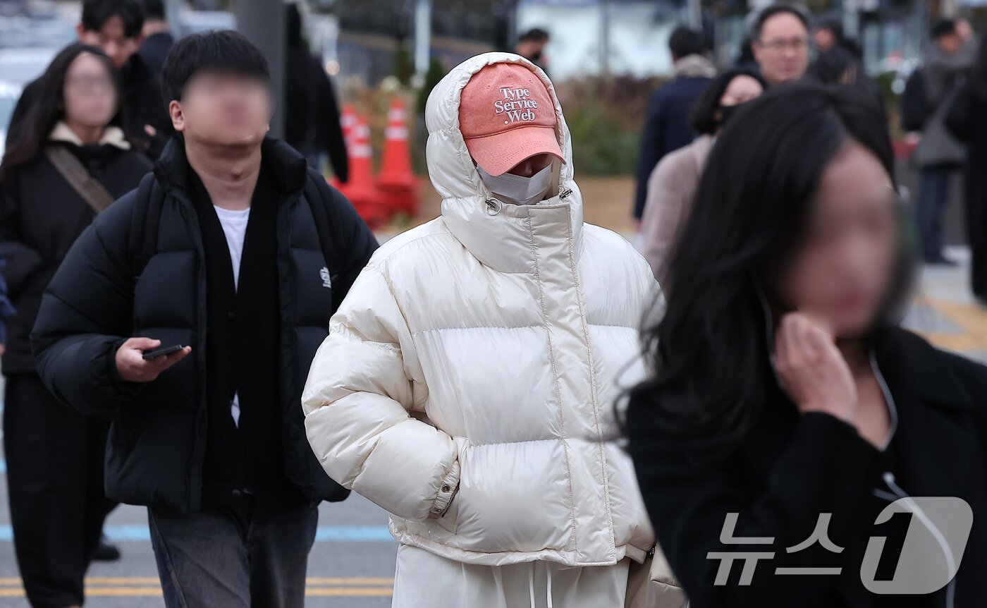 본문 이미지 - 북쪽에서 강한 찬 공기가 밀려들면서 전국 최저기온이 -5도를 밑도는 등 급격한 한파가 찾아온 17일 오전 서울 종로구 광화문네거리에서 시민들이 출근길 발걸음을 서두르고 있다. 2025.11.17/뉴스1 ⓒ News1 김성진 기자