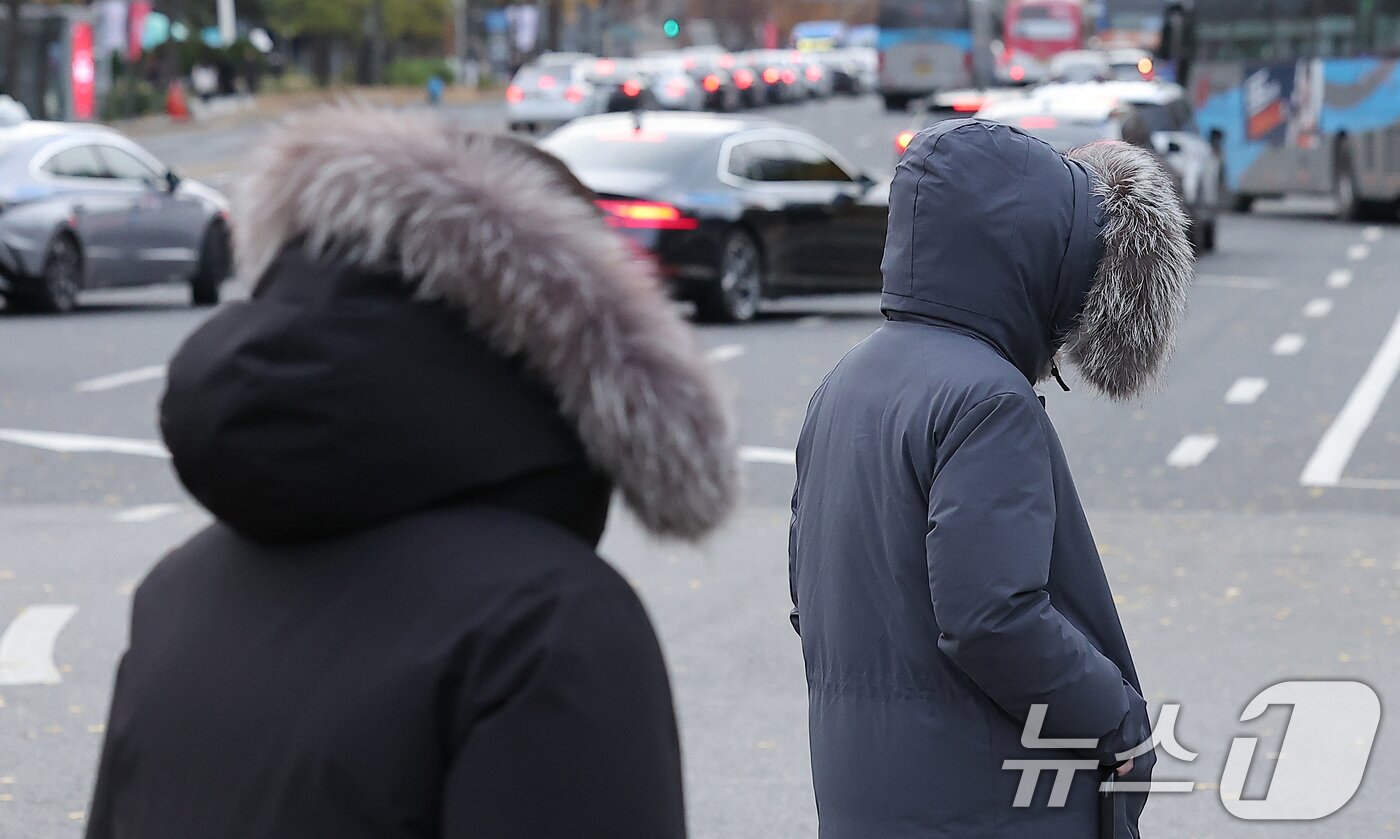 본문 이미지 - 북쪽에서 강한 찬 공기가 밀려들면서 전국 최저기온이 -5도를 밑도는 등 급격한 한파가 찾아온 17일 오전 서울 종로구 광화문네거리에서 시민들이 출근길 발걸음을 서두르고 있다. 2025.11.17/뉴스1 ⓒ News1 김성진 기자