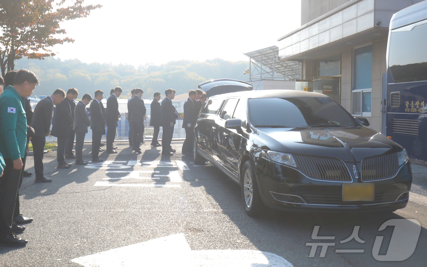 (울산=뉴스1) 김세은 기자 = 17일 울산 남구의 한 장례식장에서 울산화력발전소 붕괴 사고 희생자의 발인이 엄수되고 있다. 2025.11.17/뉴스1
