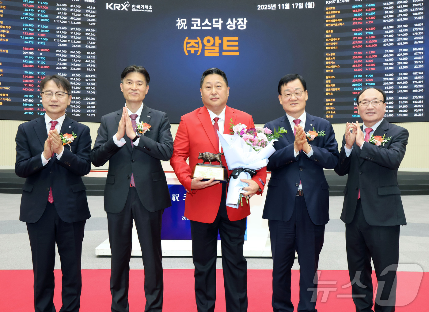 (서울=뉴스1) = 한국거래소 코스닥시장본부는 17일 오전 서울사옥 홍보관에서 (주)알트의 코스닥시장 상장기념식을 개최했다. 사진은 상장 기념패 후 기념 사진 촬영하는 김대영 한국 …