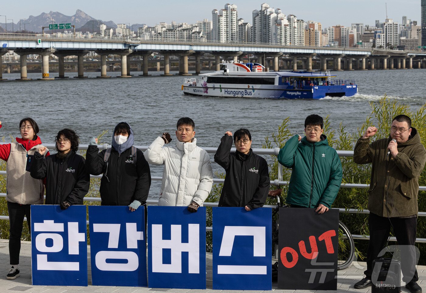 본문 이미지 - 서울환경연합 회원들이 17일 서울 여의도 한강버스 선착장 앞에서 열린 ‘강바닥 좌초 사고에도 운항을 강행하는 서울시 규탄 및 한강버스 사업 전면 재검토 촉구’ 기자회견에서 구호를 외치고 있다.  2025.11.17/뉴스1 ⓒ News1 이재명 기자
