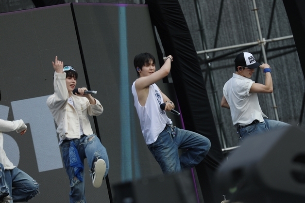 템페스트, 첫 '워터밤' 달궜다…스포티 의상으로 에너제틱