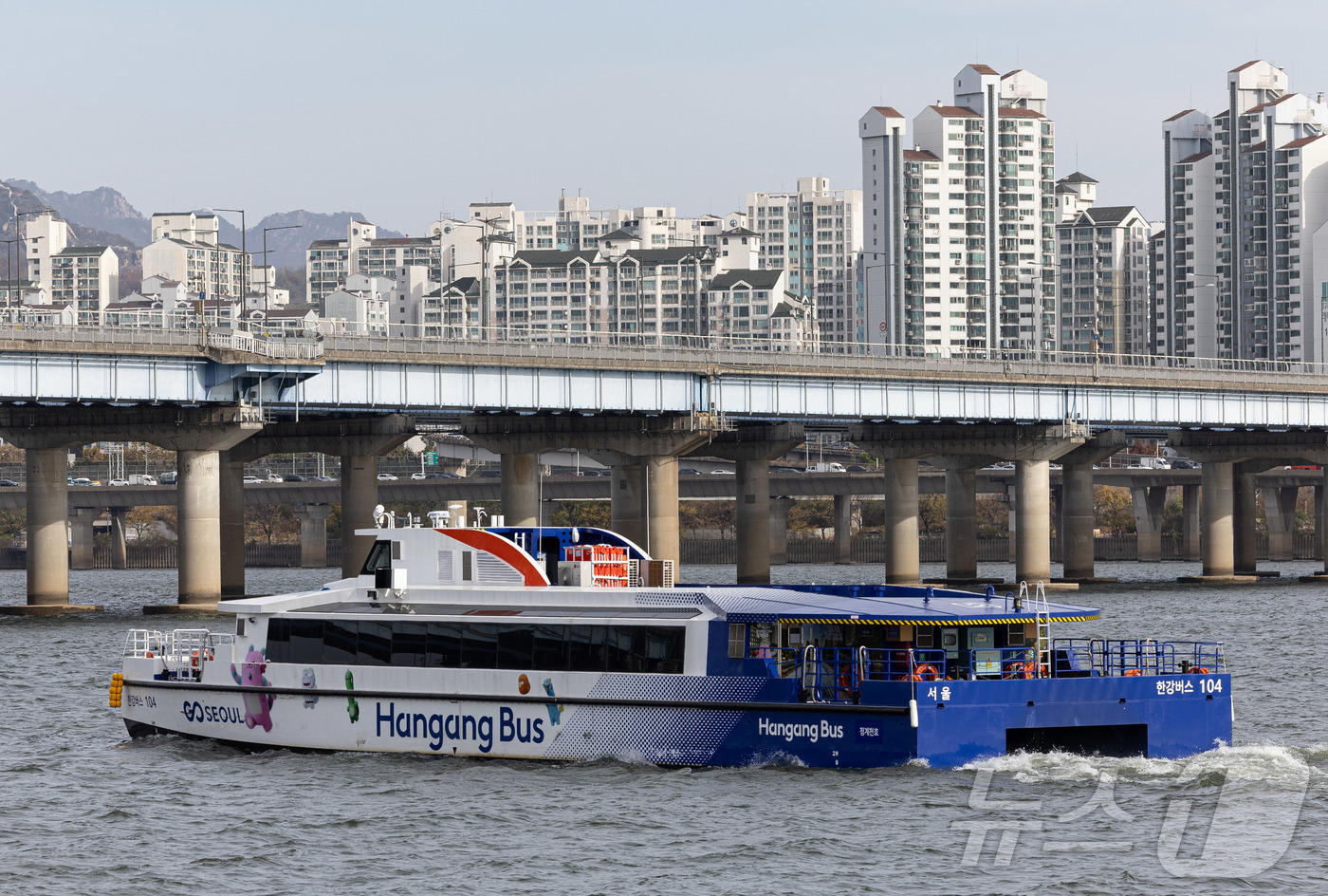 (서울=뉴스1) 이재명 기자 = 17일 오전 서울 여의도 한강버스 선착장에서 한강버스가 출항하고 있다. 2025.11.17/뉴스1