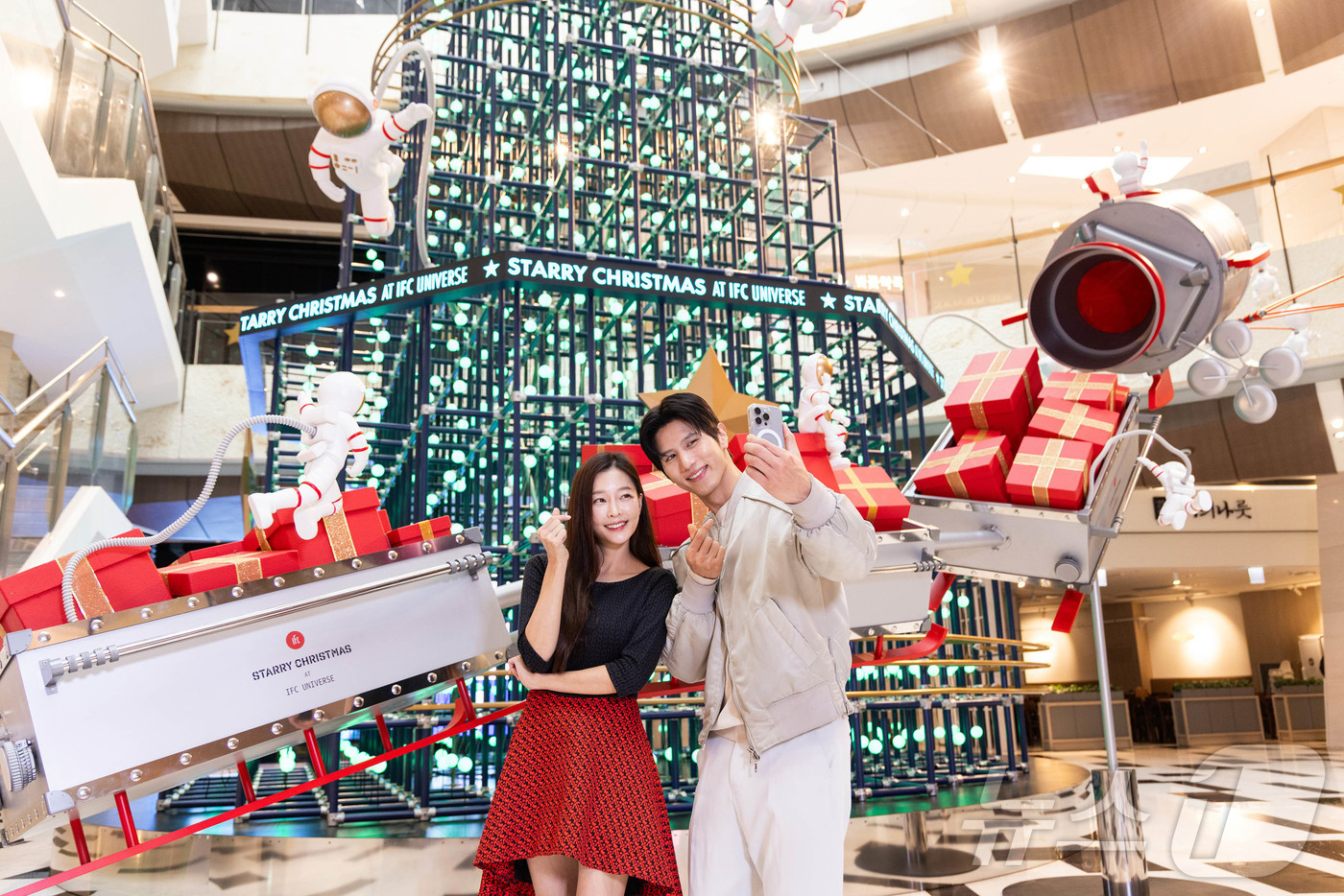 (서울=뉴스1) = 복합쇼핑문화 랜드마크 IFC몰이 서울 여의도 IFC몰에 우주 콘셉트 크리스마스 포토존 ‘스테리 크리스마스 앳 IFC 유니버스를 공개한다고 17일 밝혔다. 사진은 …