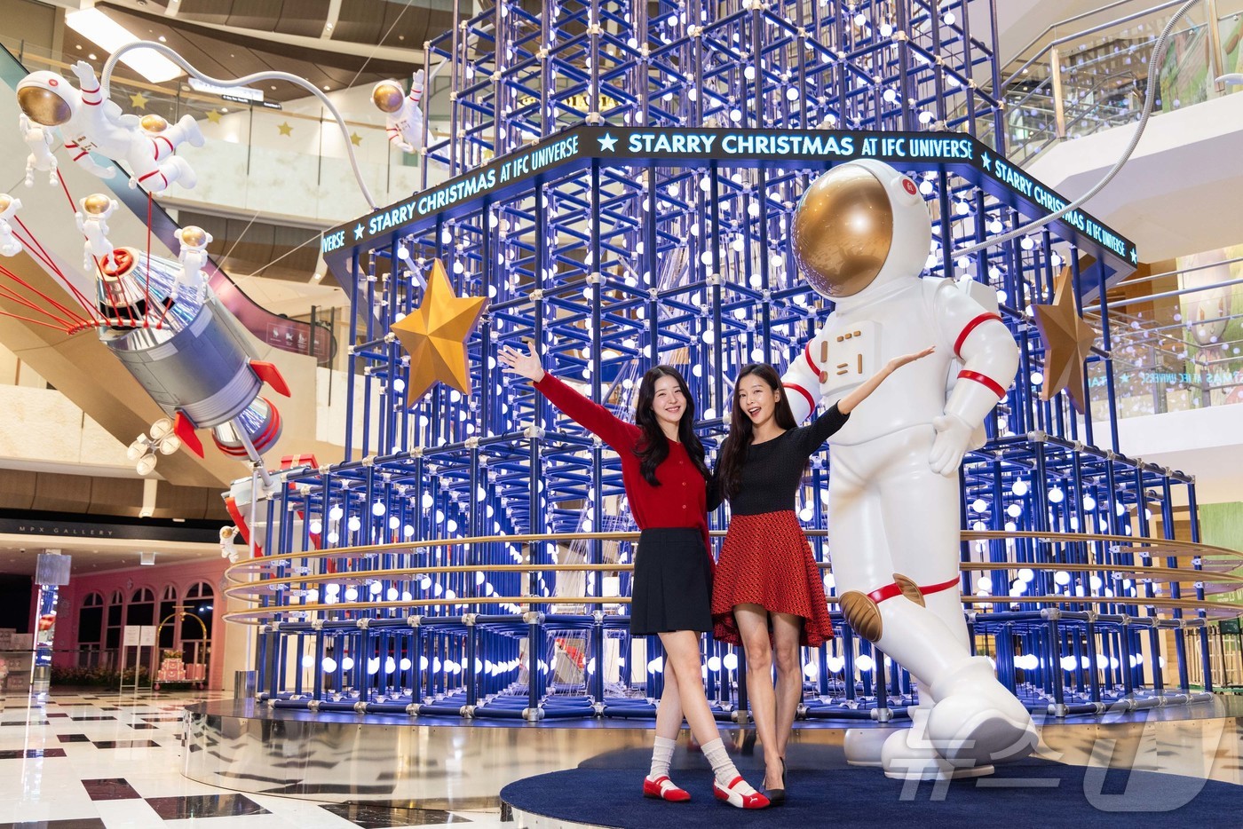 (서울=뉴스1) = 복합쇼핑문화 랜드마크 IFC몰이 서울 여의도 IFC몰에 우주 콘셉트 크리스마스 포토존 ‘스테리 크리스마스 앳 IFC 유니버스를 공개한다고 17일 밝혔다. 사진은 …