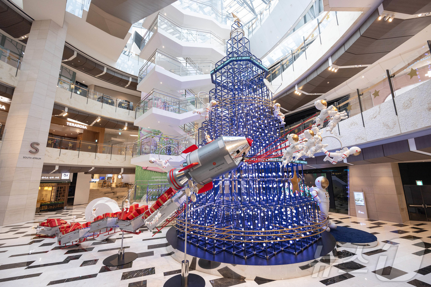 (서울=뉴스1) = 복합쇼핑문화 랜드마크 IFC몰이 서울 여의도 IFC몰에 우주 콘셉트 크리스마스 포토존 ‘스테리 크리스마스 앳 IFC 유니버스를 공개한다고 17일 밝혔다. 사진은 …