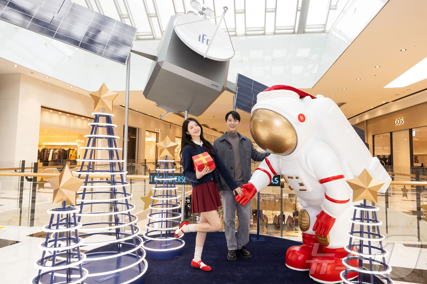 (서울=뉴스1) = 복합쇼핑문화 랜드마크 IFC몰이 서울 여의도 IFC몰에 우주 콘셉트 크리스마스 포토존 ‘스테리 크리스마스 앳 IFC 유니버스를 공개한다고 17일 밝혔다. 사진은 …