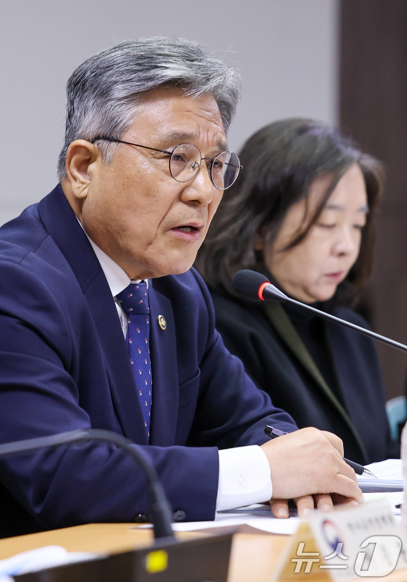 (서울=뉴스1) 안은나 기자 = 허민 국가유산청장이 17일 오전 서울 종로구 국립고궁박물관에서 유네스코 세계유산 '종묘' 앞 세운재정비촉진계획 관련 입장을 밝힌 뒤 취재진 질문에 …