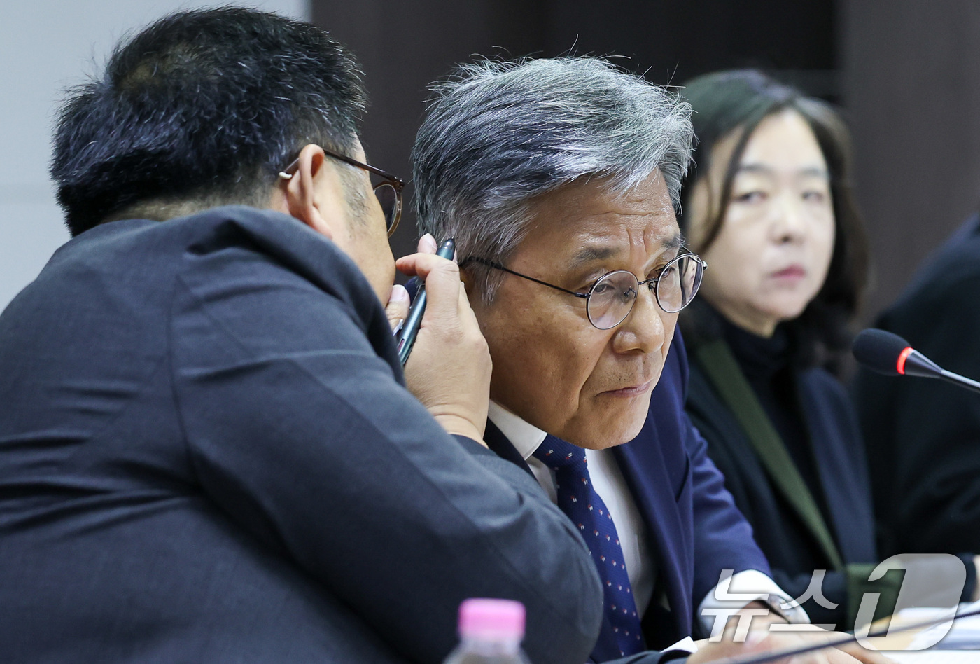 (서울=뉴스1) 안은나 기자 = 허민 국가유산청장이 17일 오전 서울 종로구 국립고궁박물관에서 유네스코 세계유산 '종묘' 앞 세운재정비촉진계획 관련 입장을 밝힌 뒤 이종훈 역사유적 …