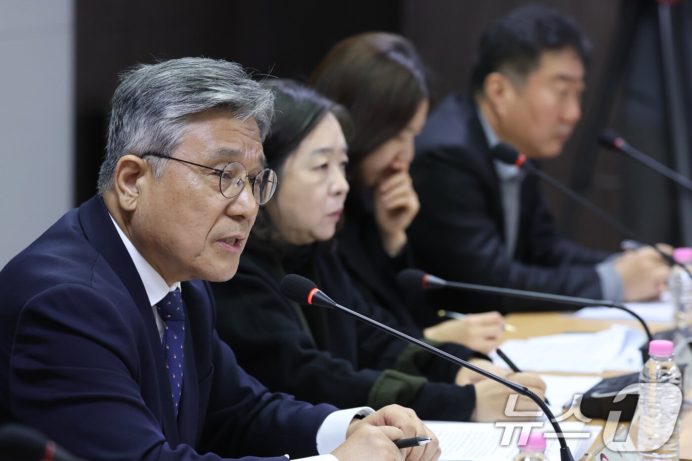 본문 이미지 - 허민 국가유산청장이 17일 오전 서울 종로구 국립고궁박물관에서 유네스코 세계유산 &#39;종묘&#39; 앞 세운재정비촉진계획 관련 입장을 밝힌 뒤 취재진 질문에 답하고 있다. 2025.11.17/뉴스1 ⓒ News1 안은나 기자