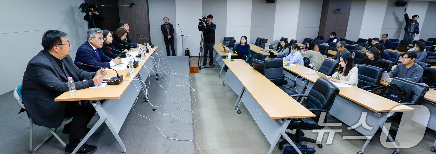 (서울=뉴스1) 안은나 기자 = 허민 국가유산청장이 17일 오전 서울 종로구 국립고궁박물관에서 유네스코 세계유산 '종묘' 앞 세운재정비촉진계획 관련 입장을 밝힌 뒤 취재진 질문에 …