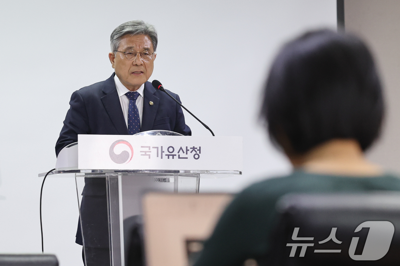 (서울=뉴스1) 안은나 기자 = 허민 국가유산청장이 17일 오전 서울 종로구 국립고궁박물관에서 유네스코 세계유산 '종묘' 앞 세운재정비촉진계획 관련 입장을 밝히고 있다. 허 청장은 …