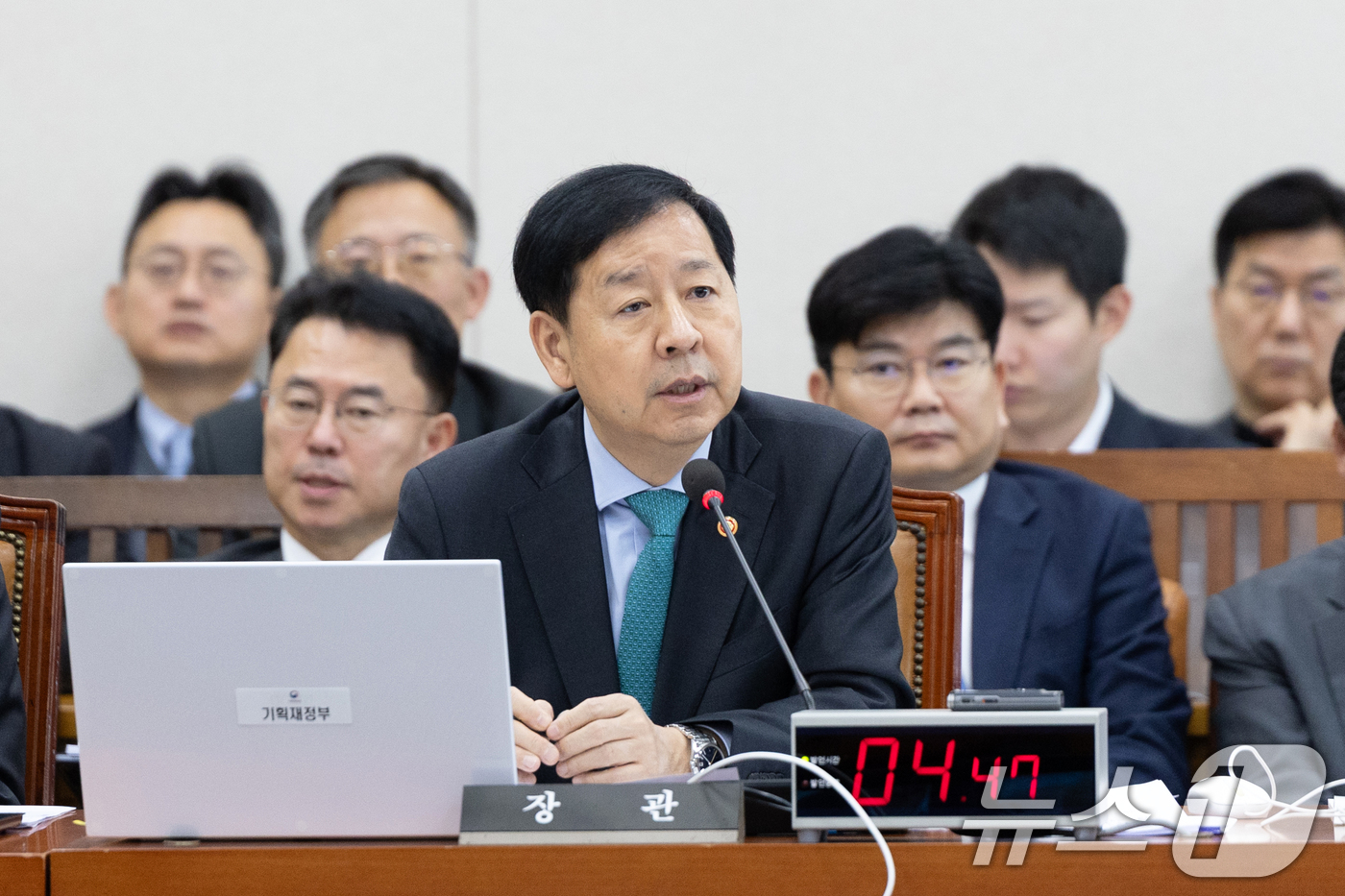 (서울=뉴스1) 이승배 기자 = 구윤철 경제부총리 겸 기획재정부 장관이 17일 서울 여의도 국회에서 열린 제429회국회(정기회) 기획재정위원회 제7차 전체회의에서 한미 관세협상 관 …