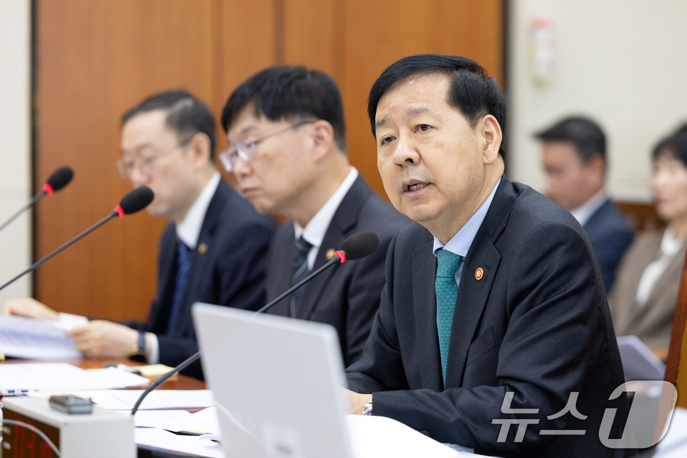 (서울=뉴스1) 이승배 기자 = 구윤철 경제부총리 겸 기획재정부 장관이 17일 서울 여의도 국회에서 열린 제429회국회(정기회) 기획재정위원회 제7차 전체회의에서 한미 관세협상 관 …