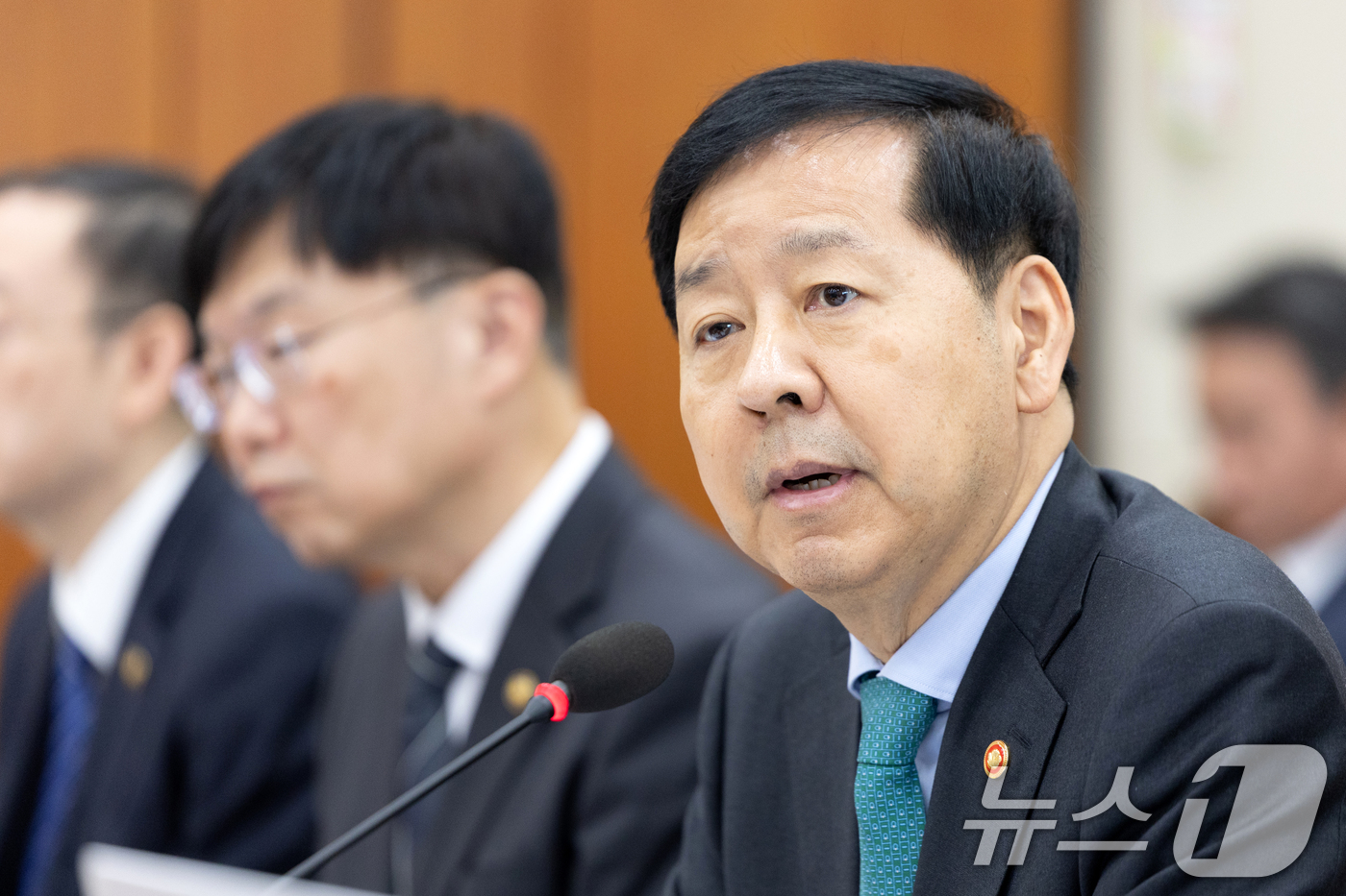 (서울=뉴스1) 이승배 기자 = 구윤철 경제부총리 겸 기획재정부 장관이 17일 서울 여의도 국회에서 열린 제429회국회(정기회) 기획재정위원회 제7차 전체회의에서 한미 관세협상 관 …