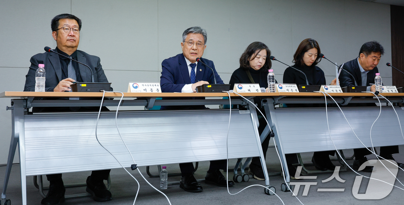 (서울=뉴스1) 안은나 기자 = 허민 국가유산청장이 17일 오전 서울 종로구 국립고궁박물관에서 유네스코 세계유산 '종묘' 앞 세운재정비촉진계획 관련 입장을 밝힌 뒤 취재진 질문에 …