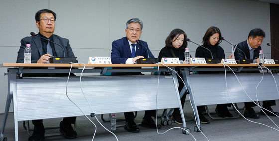 질문에 답하는 허민 국가유산청장