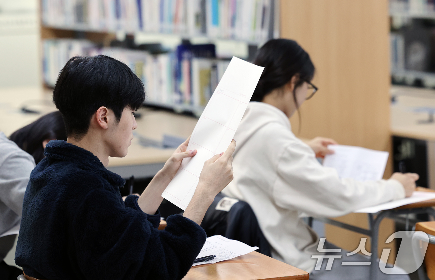 (서울=뉴스1) 이호윤 기자 = 17일 서울 노원구 삼육대학교에서 열린 2026학년도 수시모집 논술고사에서 수험생이 답안지를 확인하고 있다. 2025.11.17/뉴스1