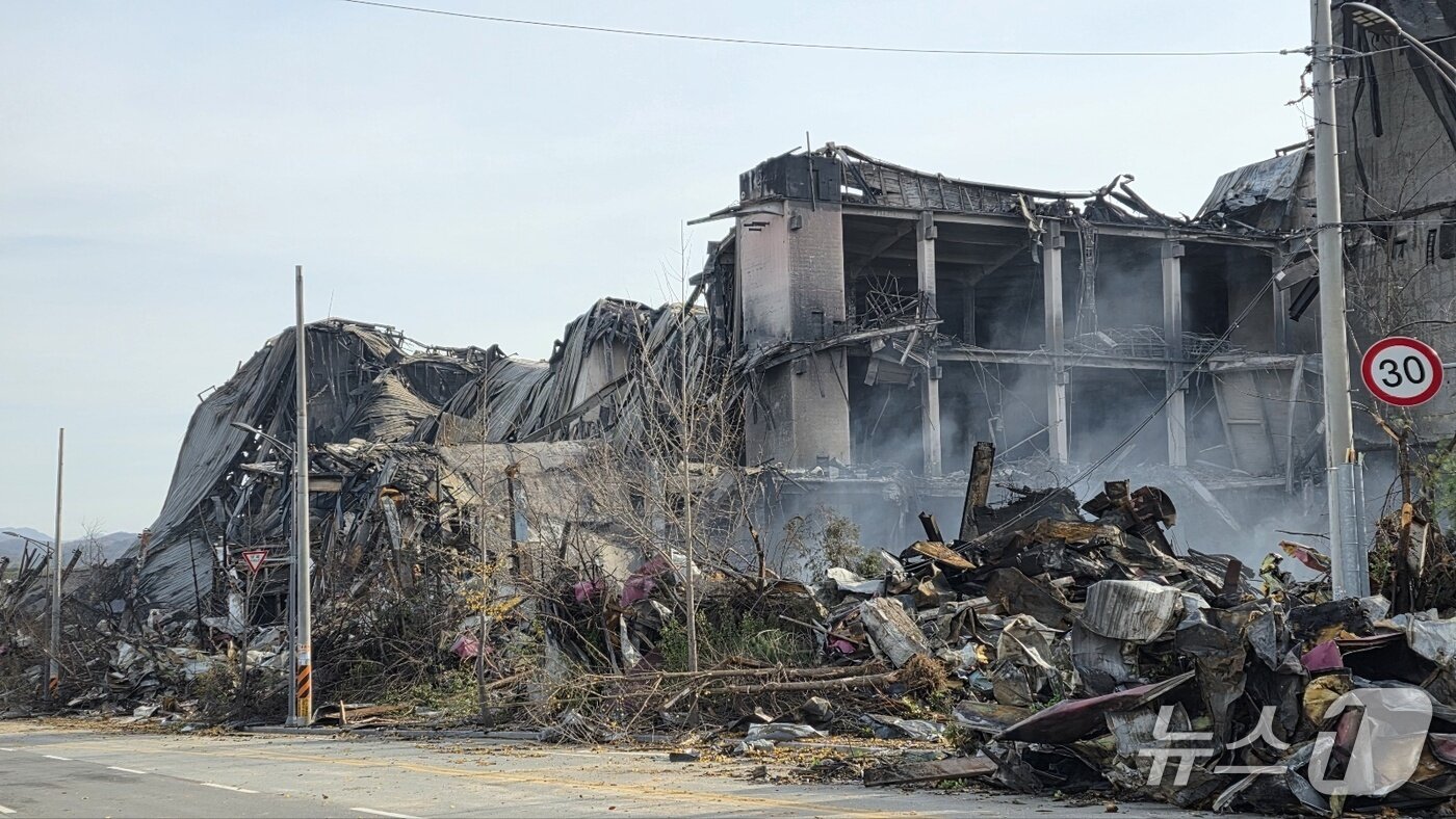 본문 이미지 - 이랜드 물류창고 화재가 발생한 지 3일이 지났지만 무너진 건물 사이에서 여전히 연기가 피어오르고 있다. 2025.11.17. ⓒ 뉴스1 이시우 기자