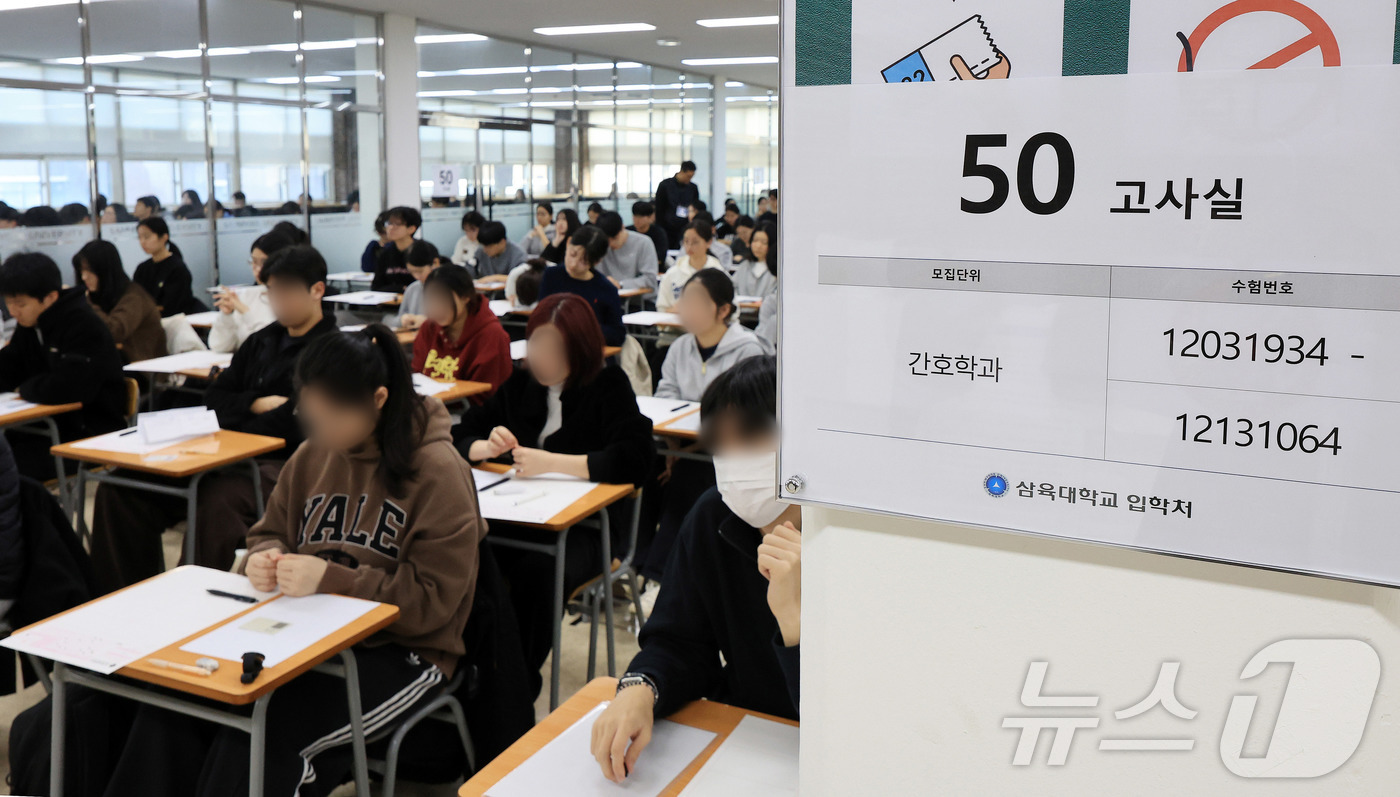 (서울=뉴스1) 이호윤 기자 = 17일 서울 노원구 삼육대학교에서 열린 2026학년도 수시모집 논술고사에서 수험생들이 고사장에 착석해 있다. 2025.11.17/뉴스1