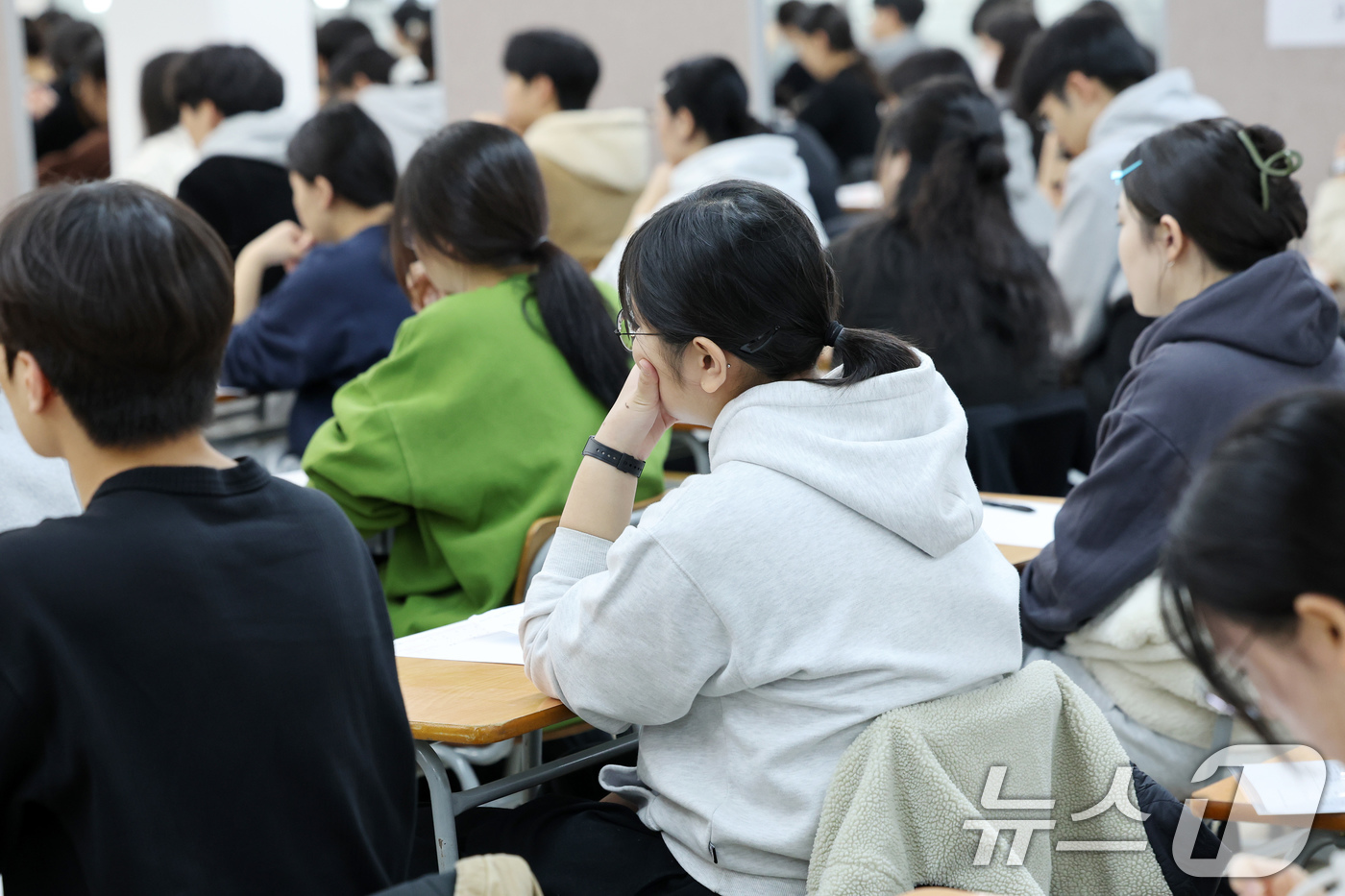 (서울=뉴스1) 이호윤 기자 = 17일 서울 노원구 삼육대학교에서 열린 2026학년도 수시모집 논술고사에서 수험생들이 고사장에 착석해 있다. 2025.11.17/뉴스1