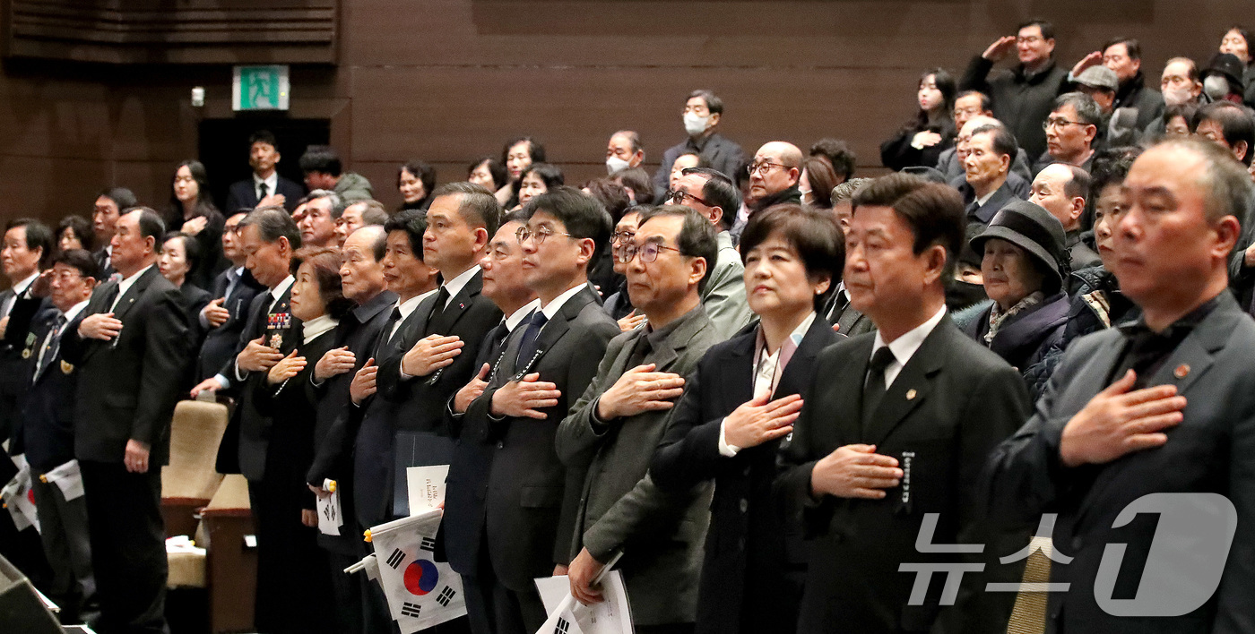 (대구=뉴스1) 공정식 기자 = 17일 오전 대구 달서구 대구문화예술회관 비슬홀에서 열린 '제86회 순국선열의 날 기념식'에서 참석자들이 국민의례를 하고 있다. 2025.11.17 …