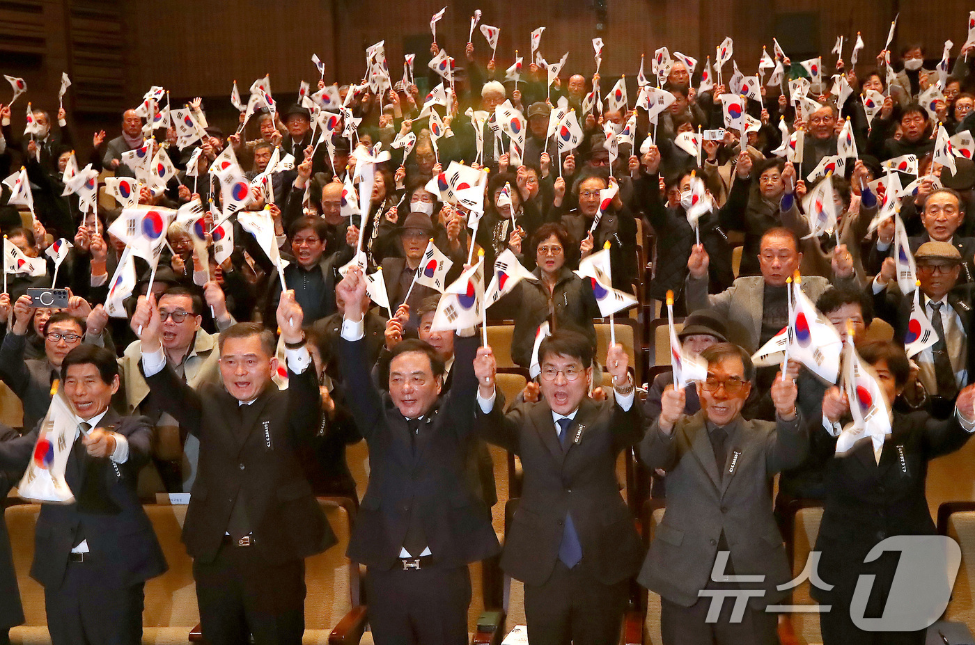 (대구=뉴스1) 공정식 기자 = 17일 오전 대구 달서구 대구문화예술회관 비슬홀에서 열린 '제86회 순국선열의 날 기념식'에서 참석자들이 태극기를 흔들며 만세삼창을 하고 있다. 2 …