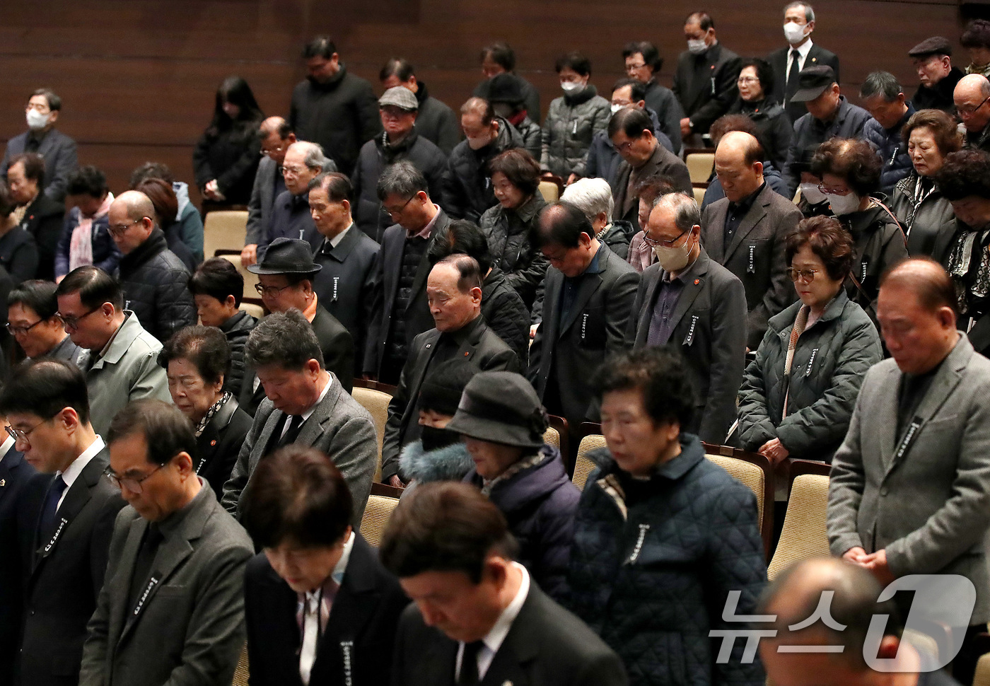 (대구=뉴스1) 공정식 기자 = 17일 오전 대구 달서구 대구문화예술회관 비슬홀에서 열린 '제86회 순국선열의 날 기념식'에서 참석자들이 순국선열과 호국영령에 대한 묵념을 하고 있 …