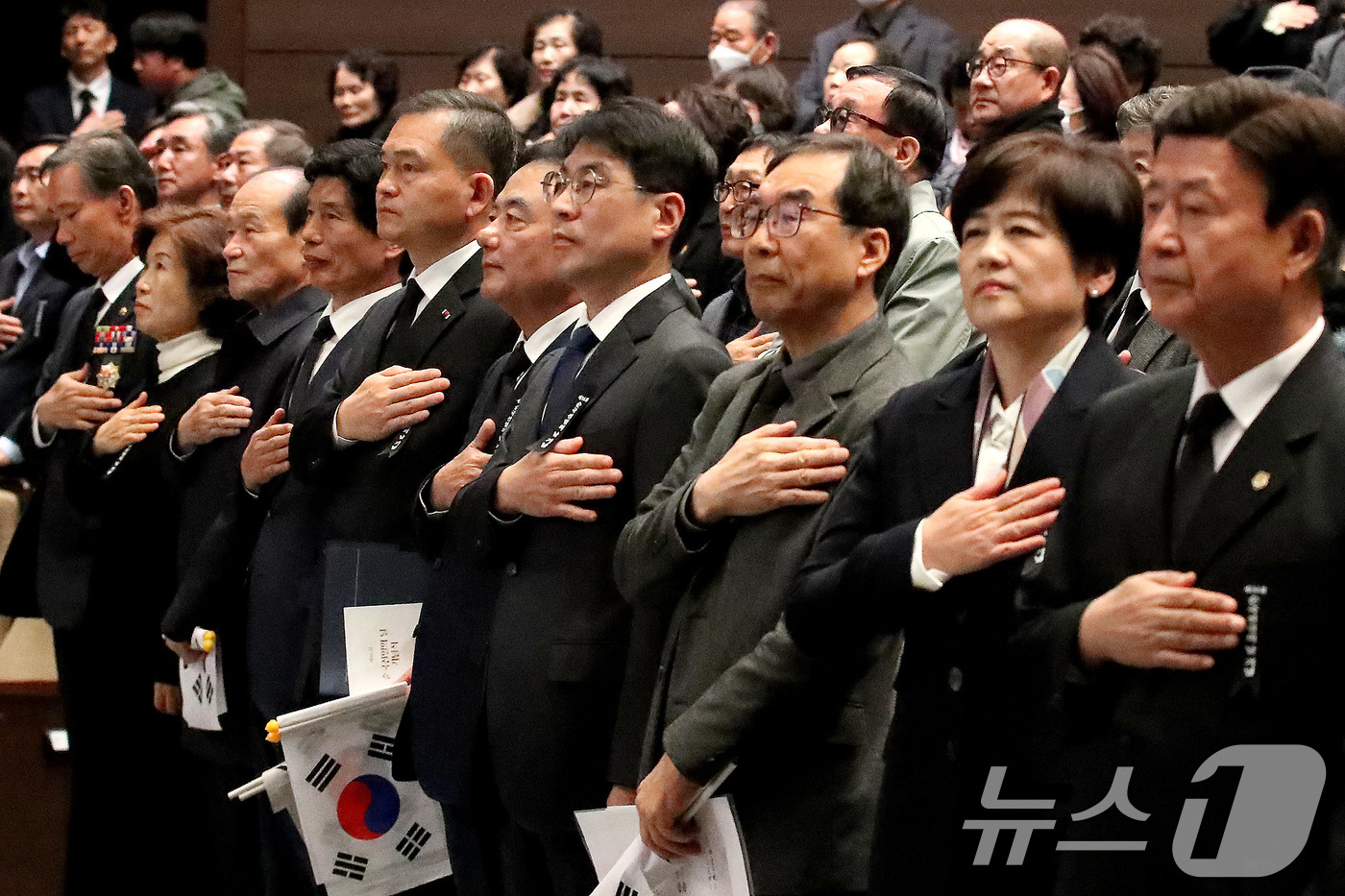 (대구=뉴스1) 공정식 기자 = 17일 오전 대구 달서구 대구문화예술회관 비슬홀에서 열린 '제86회 순국선열의 날 기념식'에서 참석자들이 국민의례를 하고 있다. 2025.11.17 …