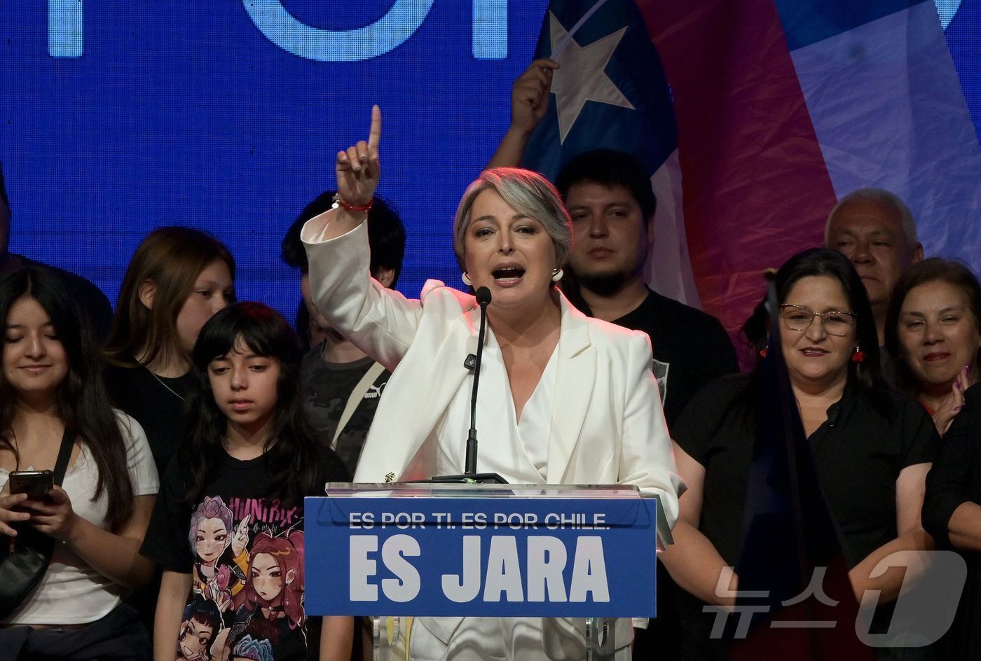 본문 이미지 - 칠레 좌파 선거연합 후보로 출마한 칠레공산당 소속 자네트 하라 후보가 16일&#40;현지시간&#41; 대선 1차투표 출구조사 결과 발표 후 산티아고에서 연설을 하고 있다. 2025.11.16. ⓒ AFP=뉴스1 ⓒ News1 이정환 기자
