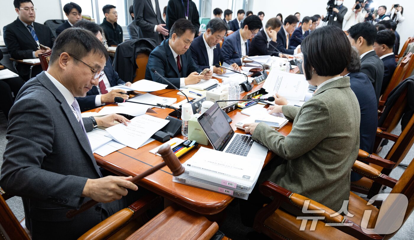본문 이미지 - 한병도 국회 예산결산특별위원장이 17일 서울 여의도 국회에서 열린 제429회 국회&#40;정기회&#41; 예산결산특별위원회 제1차 예산안등조정소위원회에서 의사봉을 두드리고 있다. 2025.11.17/뉴스1 ⓒ News1 유승관 기자