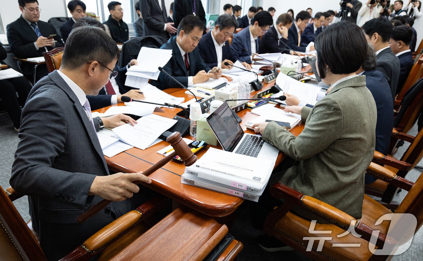 본문 이미지 - 한병도 국회 예산결산특별위원장이 17일 서울 여의도 국회에서 열린 제429회 국회&#40;정기회&#41; 예산결산특별위원회 제1차 예산안등조정소위원회에서 의사봉을 두드리고 있다. 2025.11.17/뉴스1 ⓒ News1 유승관 기자
