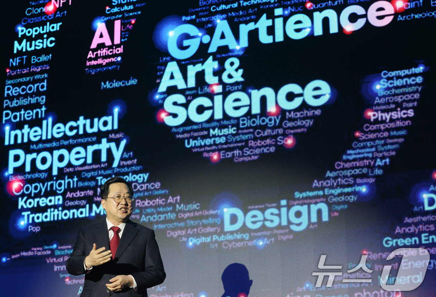 (대전=뉴스1) 김기태 기자 = 17일 대전 유성구 대전컨벤션센터(DCC)에서 열린 G아티언스 2025 커넥팅위크에서 이장우 대전시장이 세션발표를 하고 있다.행사는 과학기술을 기반 …