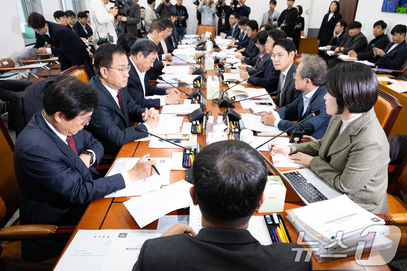 본문 이미지 - 한병도 국회 예산결산특별위원장이 17일 서울 여의도 국회에서 열린 제429회 국회(정기회) 예산결산특별위원회 제1차 예산안등조정소위원회를 주재하고 있다. 2025.11.17/뉴스1 ⓒ News1 유승관 기자