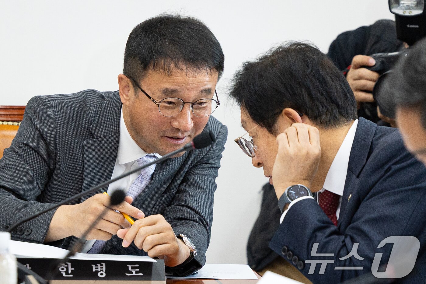 본문 이미지 - 한병도 국회 예산결산특별위원장과 박형수 국민의힘 간사가 지난 17일 서울 여의도 국회에서 열린 제429회 국회&#40;정기회&#41; 예산결산특별위원회 제1차 예산안 등 조정 소위원회에서 대화하고 있다. 2025.11.17/뉴스1 ⓒ News1 유승관 기자