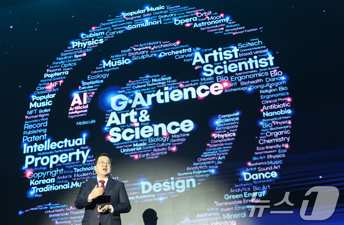 (대전=뉴스1) 김기태 기자 = 17일 대전 유성구 대전컨벤션센터(DCC)에서 열린 G아티언스 2025 커넥팅위크에서 이장우 대전시장이 세션발표를 하고 있다.행사는 과학기술을 기반 …