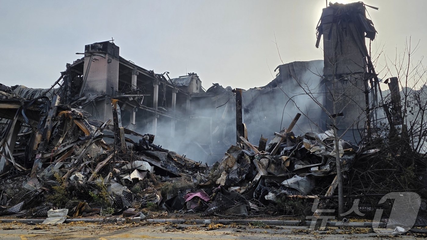 (천안=뉴스1) 이시우 기자 = 이랜드패션 물류창고 화재 발생 3일째인 17일 충남 천안 화재현장의 붕괴된 건물 사이에서 여전히 연기가 피어로고 있다.소방당국은 대응단계를 모두 해 …