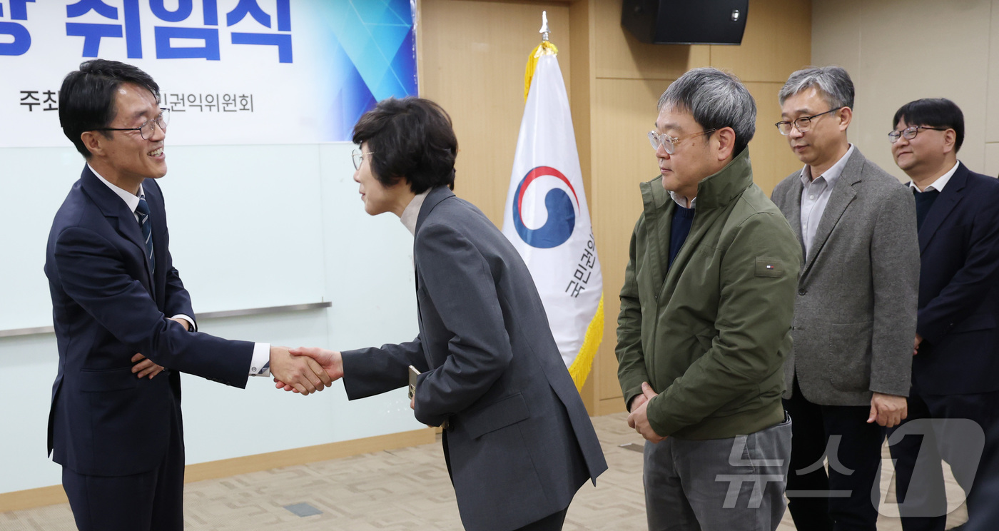 (세종=뉴스1) 김기남 기자 = 한삼석 국민권익위원회 부위원장(왼쪽)이 17일 오전 세종시 정부세종청사에서 열린 취임식을 마친 뒤 직원들과 인사를 나누고 있다. 2025.11.17 …