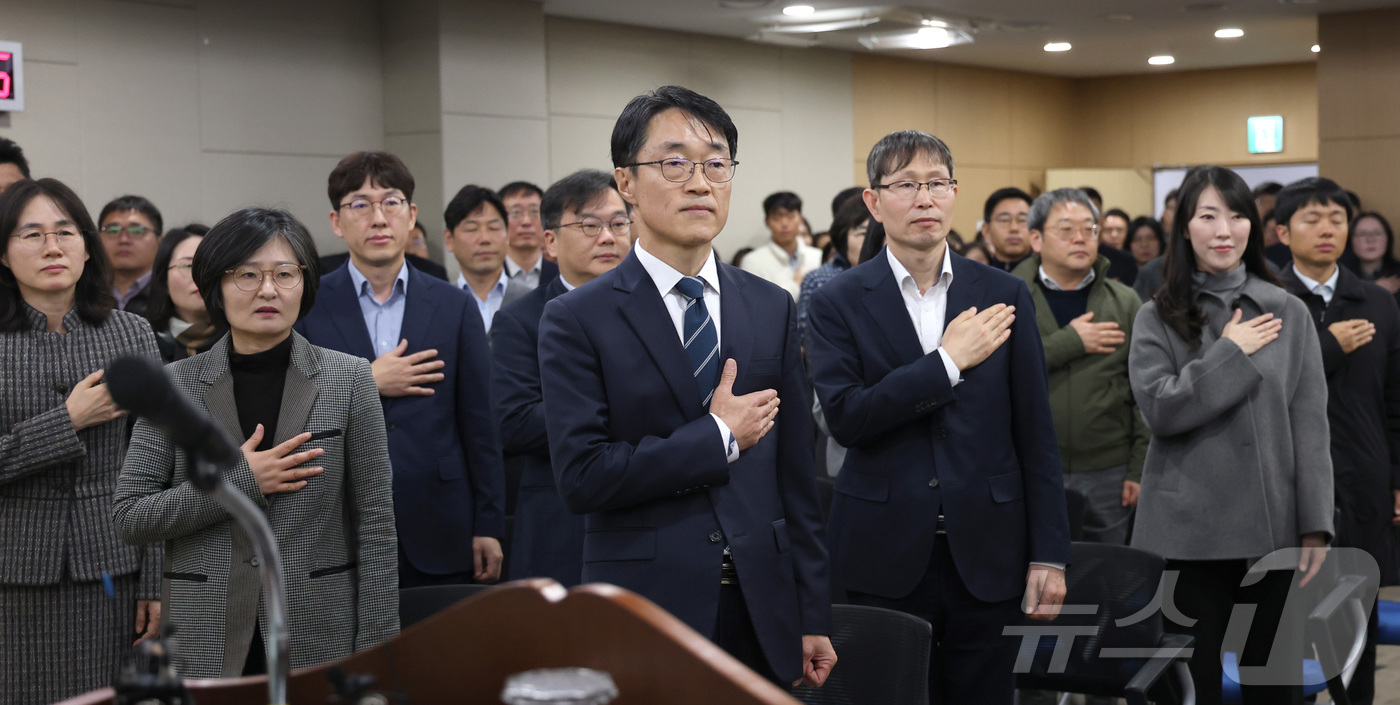 (세종=뉴스1) 김기남 기자 = 한삼석 국민권익위원회 부위원장(가운데)이 17일 오전 세종시 정부세종청사에서 열린 취임식에 참석하여 국민의례를 하고 있다. 2025.11.17/뉴스 …