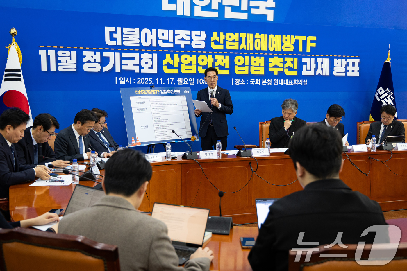 (서울=뉴스1) 유승관 기자 = 김주영 더불어민주당 산업재해예방TF 단장이 17일 서울 여의도 국회에서 11월 정기국회 산업안전 입법 추진 과제를 발표하고 있다. 2025.11.1 …