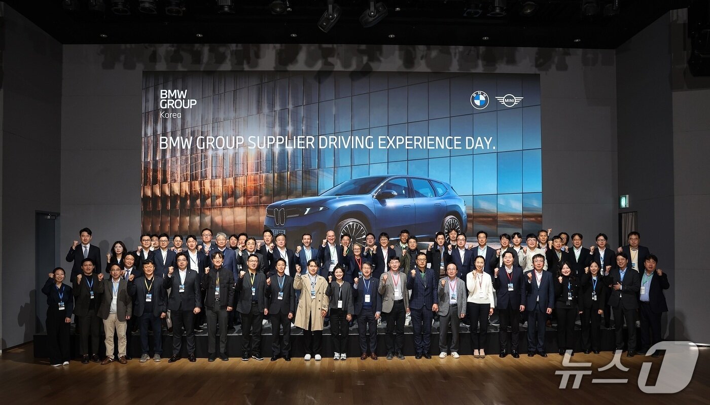 본문 이미지 - 14일 인천 BMW 드라이빙 센터에서 열린 &#39;2025 BMW 그룹 협력사의 날&#39;에서 참석자들이 기념 사진을 촬영한 모습&#40;BMW 그룹 코리아 제공&#41;. 2025.11.14.