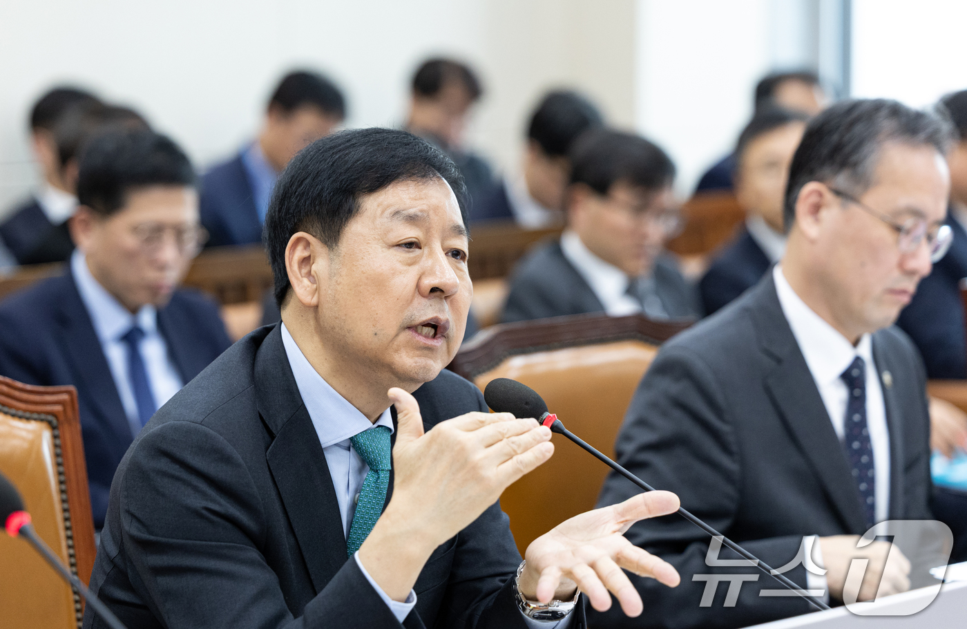 (서울=뉴스1) 이승배 기자 = 구윤철 경제부총리 겸 기획재정부 장관이 17일 서울 여의도 국회에서 열린 제429회국회(정기회) 기획재정위원회 제7차 전체회의에서 예산안 관련 질의 …