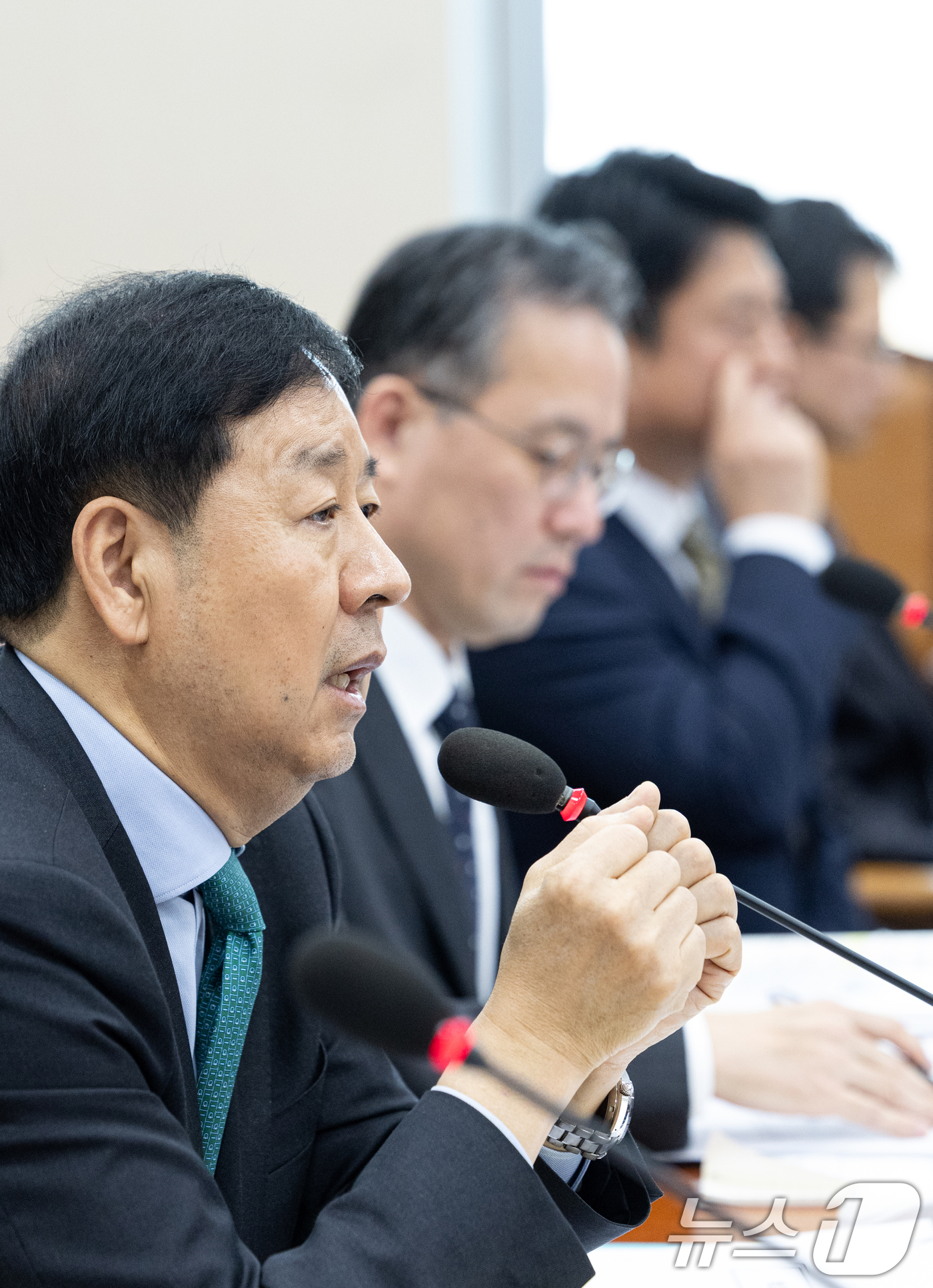 (서울=뉴스1) 이승배 기자 = 구윤철 경제부총리 겸 기획재정부 장관이 17일 서울 여의도 국회에서 열린 제429회국회(정기회) 기획재정위원회 제7차 전체회의에서 예산안 관련 질의 …