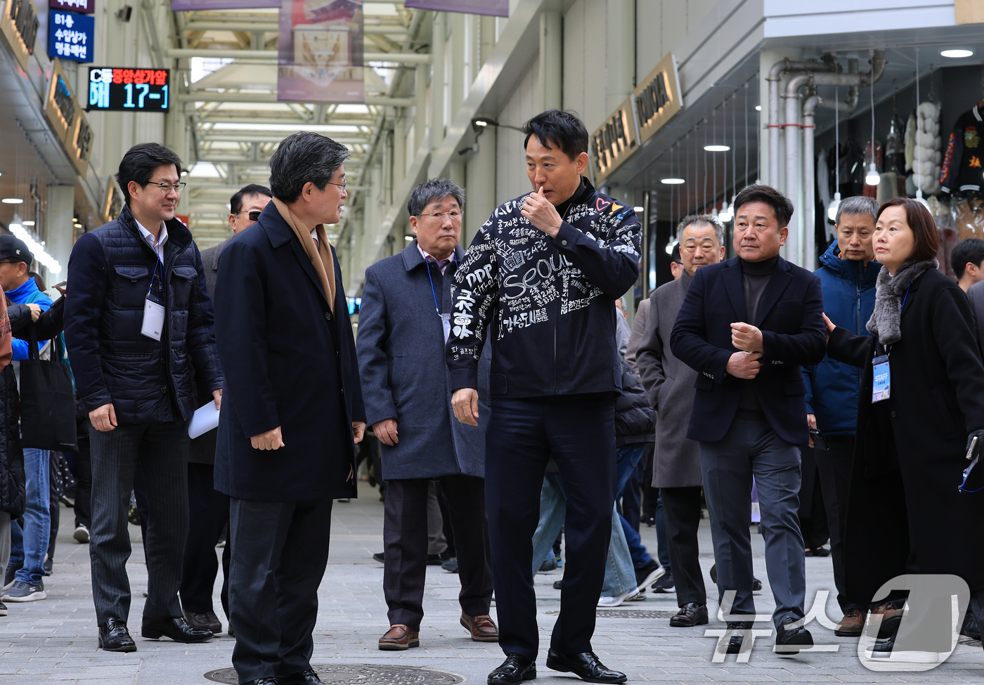 (서울=뉴스1) 임세영 기자 = 오세훈 서울시장이 17일 오전 서울 중구 남대문시장에서 열린 남대문시장 아케이드 조성 준공식에 참석해 아케이드 현장을 살펴보고 있다. 2025.11 …
